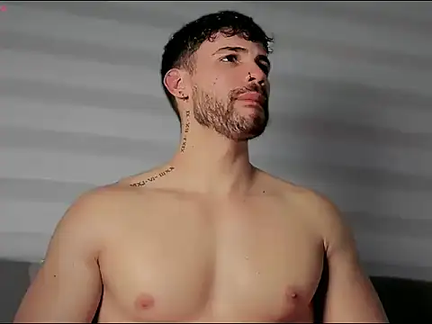 Valenthino Salvatore online show from November 25, 2025, 4:35 am