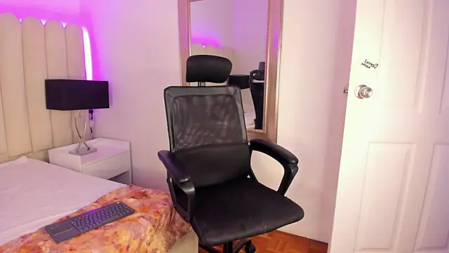 Snapshot of CleoColliva_ chatting on January 6, 2026, 5:33 am CleoColliva online show from January 6, 2026, 5:33 am