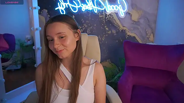 Snapshot of TinyNatalie chatting on July 7, 2026, 8:12 pm TinyNatalie online show from July 7, 2026, 8:12 pm