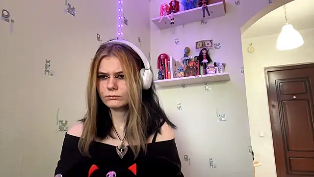 TraceeSchutt online show from December 22, 2025, 1:11 pm