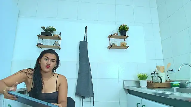 aisha  ch online show from November 25, 2025, 1:33 pm