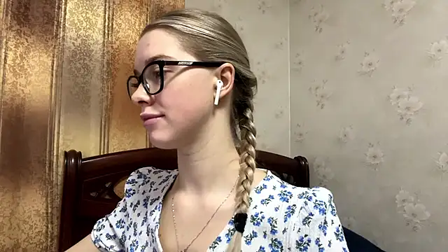 MichikoWienandt online show from November 26, 2025, 5:07 am