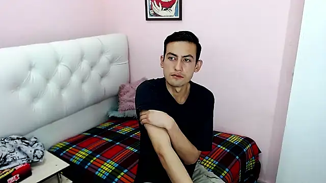 xxxstrongerboyxxx online show from November 26, 2025, 7:36 pm