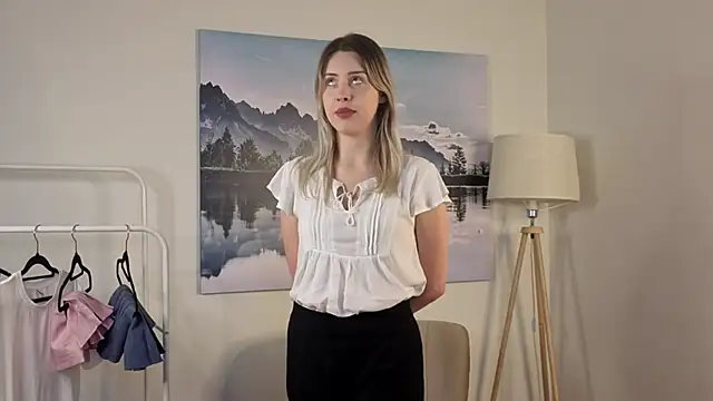 ElaneHamper online show from November 23, 2025, 7:40 am