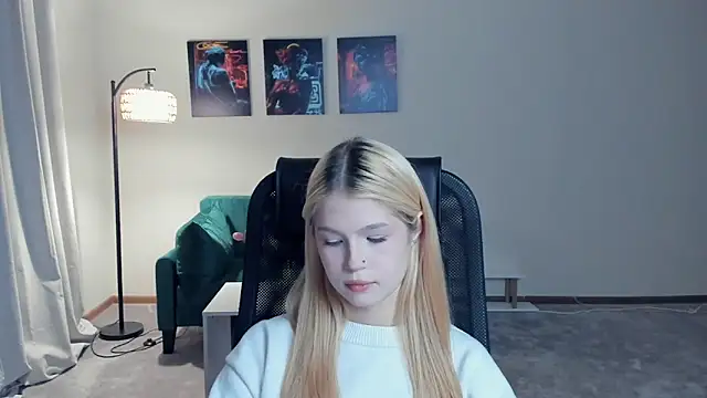 CleoraSlyter online show from November 25, 2025, 1:55 pm