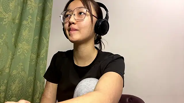 LinaClous online show from December 14, 2025, 1:28 pm