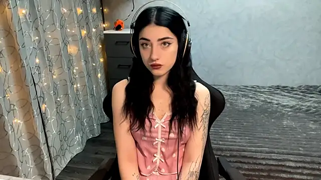 Meowluly online show from December 4, 2025, 9:47 pm