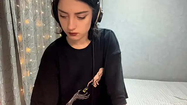 Meowluly online show from December 1, 2025, 9:26 pm