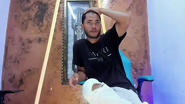 hot guy sweet online show from November 23, 2025, 7:35 pm