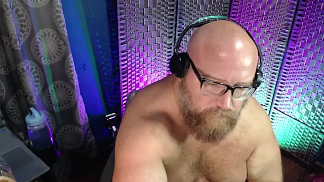 Snapshot of BigBearforCuddles chatting on June 21, 2026, 1:44 am BigBearforCuddles online show from June 21, 2026, 1:44 am