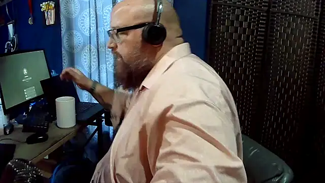 Snapshot of BigBearforCuddles chatting on May 4, 2026, 10:34 pm BigBearforCuddles online show from May 4, 2026, 10:34 pm