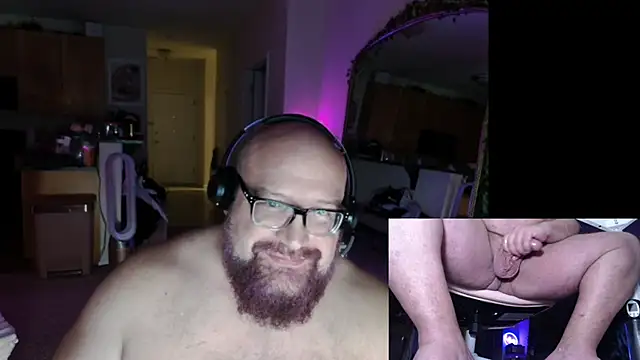 Snapshot of BigBearforCuddles chatting on April 21, 2026, 3:02 am BigBearforCuddles online show from April 21, 2026, 3:02 am