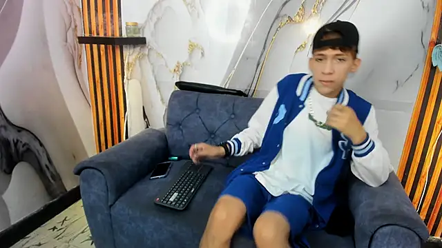 Alex LatinBoy18 online show from November 25, 2025, 8:31 pm