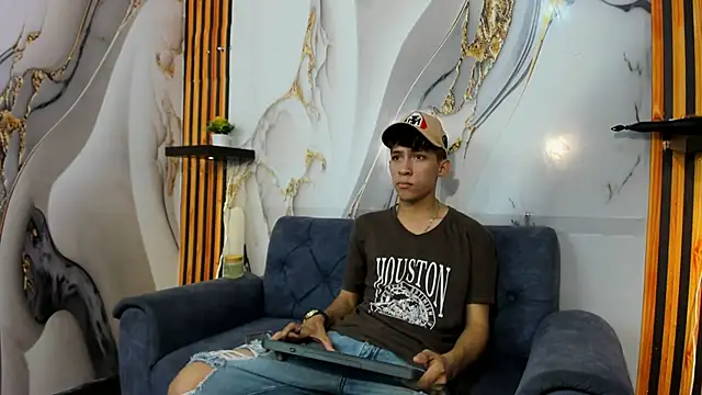 Alex LatinBoy18 online show from November 24, 2025, 8:53 pm