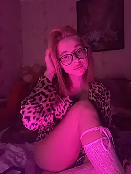 KatieKats online show from November 25, 2025, 5:02 pm