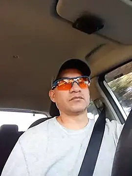 ChrisFloresP online show from November 29, 2025, 2:06 pm