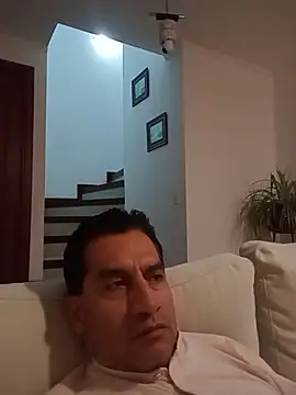 ChrisFloresP online show from November 26, 2025, 11:27 pm