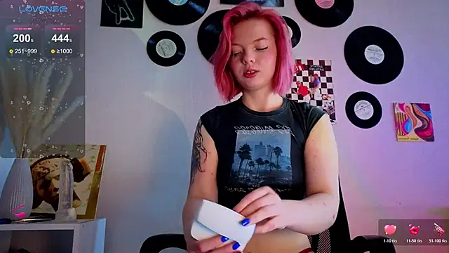 Snapshot of Me1inMonro chatting on March 3, 2026, 4:30 am Me1inMonro online show from March 3, 2026, 4:30 am