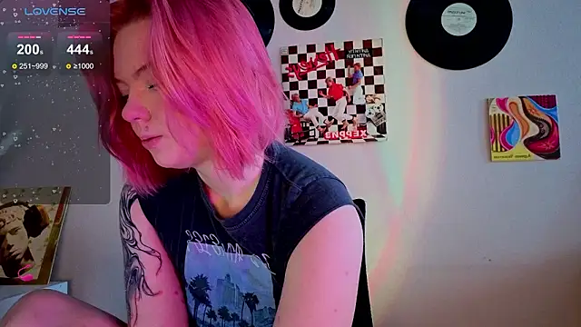 Snapshot of Me1inMonro chatting on March 4, 2026, 5:04 am Me1inMonro online show from March 4, 2026, 5:04 am