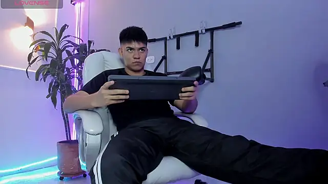 Snapshot of Paul_27_ chatting on November 26, 2025, 3:39 am Paul 27 online show from November 26, 2025, 3:39 am