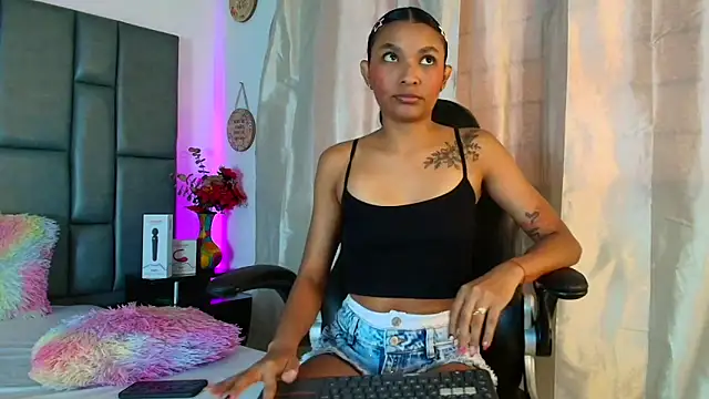 Snapshot of TashaNaughty4u chatting on April 17, 2026, 7:49 pm TashaNaughty4u online show from April 17, 2026, 7:49 pm