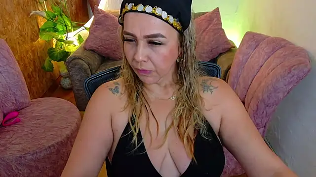 Snapshot of Aunty_milf chatting on February 25, 2026, 7:58 pm Aunty milf online show from February 25, 2026, 7:58 pm