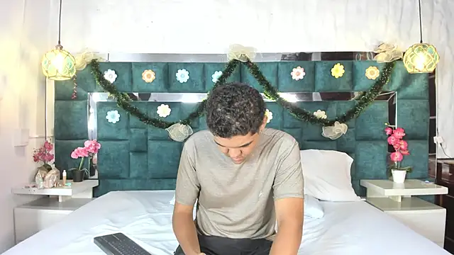  bonnyandclyde online show from December 16, 2025, 11:36 am