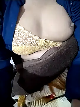 RASHMI SHARMA9 online show from December 13, 2025, 8:04 pm