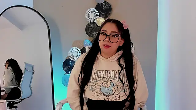 luna cute   online show from December 18, 2025, 12:53 pm