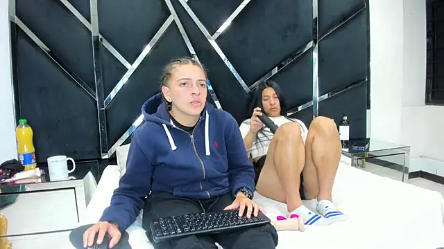 Alyssa Noah online show from April 13, 2026, 3:54 am