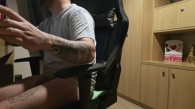 Snapshot of kevinnlovelly chatting on February 16, 2026, 7:34 pm kevinnlovelly online show from February 16, 2026, 7:34 pm