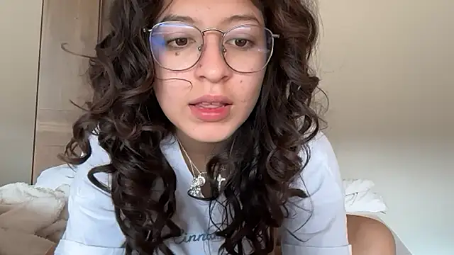 Alicatcua  online show from May 31, 2026, 3:18 pm