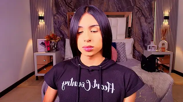 Caroline foster1 online show from December 22, 2025, 11:43 am