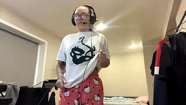 KerriMcbreen online show from December 3, 2025, 3:18 am