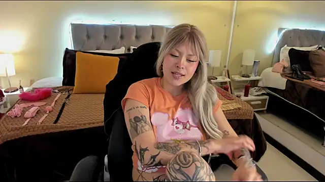 Saskia Vellour online show from December 17, 2025, 7:08 pm