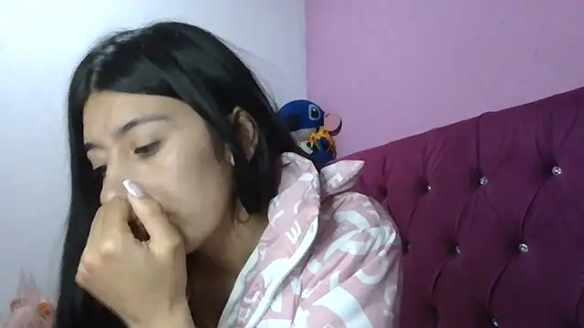 Snapshot of TaylorLove- chatting on December 17, 2025, 1:10 am TaylorLove- online show from December 17, 2025, 1:10 am