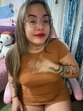 Snapshot of Lindalatina2001 chatting on July 9, 2026, 12:00 am Lindalatina2001 online show from July 9, 2026, 12:00 am