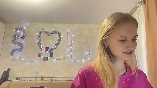 Snapshot of CelenFomes chatting on December 2, 2025, 7:54 am CelenFomes online show from December 2, 2025, 7:54 am