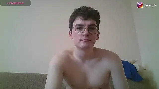 Snapshot of leo_cutie chatting on March 17, 2026, 8:39 am leo cutie online show from March 17, 2026, 8:39 am