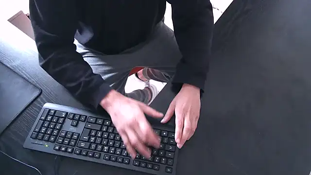 TRESBONNEBITE online show from December 18, 2025, 2:32 pm