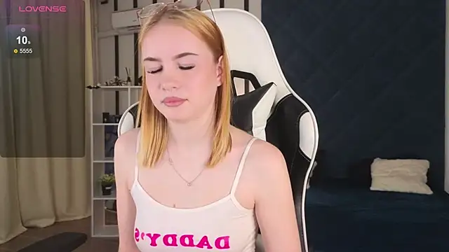 Snapshot of shinyluna1 chatting on December 2, 2025, 10:17 am shinyluna1 online show from December 2, 2025, 10:17 am