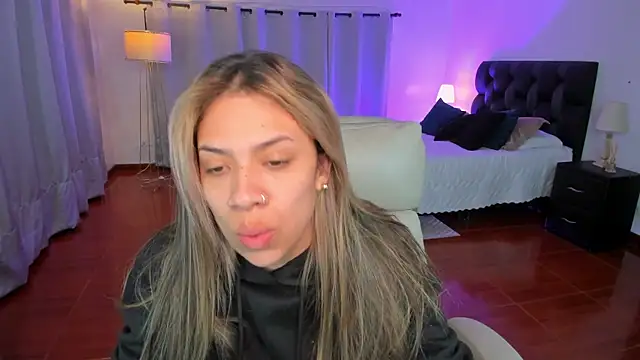 Snapshot of Zara_Wolf_ chatting on February 5, 2026, 11:17 am Zara Wolf online show from February 5, 2026, 11:17 am