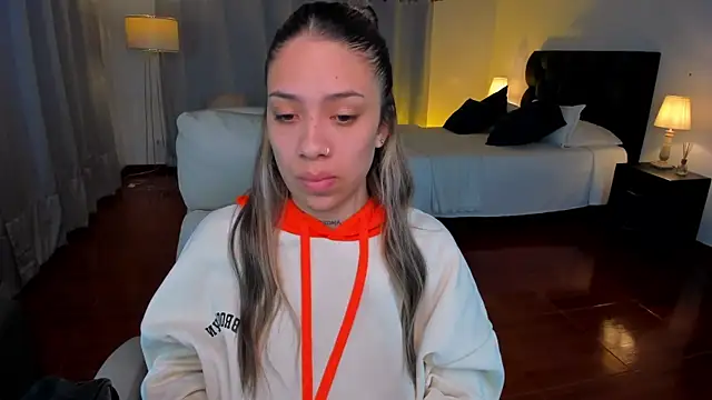 Snapshot of Zara_Wolf_ chatting on February 22, 2026, 11:12 am Zara Wolf online show from February 22, 2026, 11:12 am