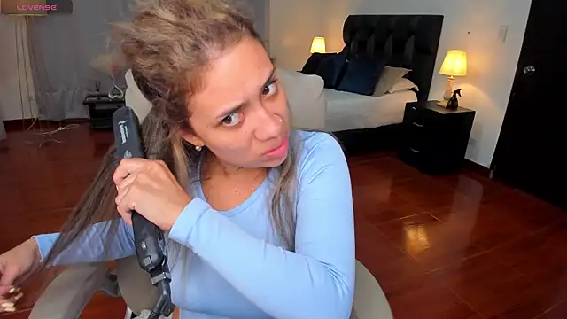 Snapshot of Zara_Wolf_ chatting on January 8, 2026, 11:27 am Zara Wolf online show from January 8, 2026, 11:27 am