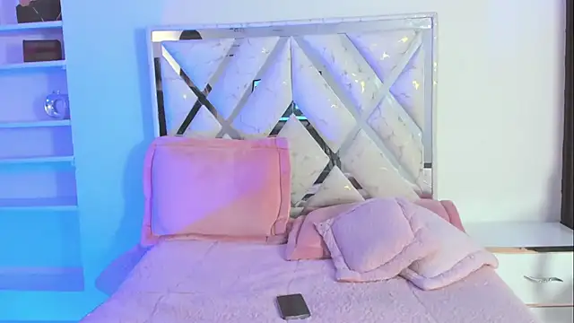 ElenaLauren online show from February 7, 2026, 1:52 pm