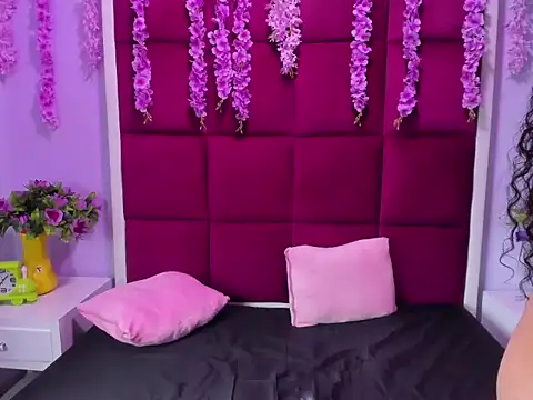 LuciannaDavis online show from December 5, 2025, 4:05 pm