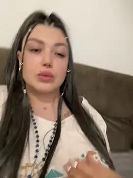 Snapshot of AmazingVi chatting on December 2, 2025, 7:59 pm AmazingVi online show from December 2, 2025, 7:59 pm