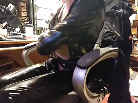 laaralatexxa BDSM online show from March 5, 2026, 9:33 pm