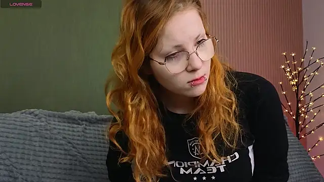 Sofie Burn online show from December 15, 2025, 4:18 am