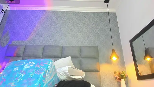 Snapshot of emilyy_r chatting on February 3, 2026, 7:19 pm emilyy r online show from February 3, 2026, 7:19 pm